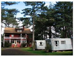 02-lodge-and-avenue-of-trailers