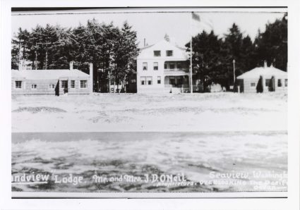 Archival black and white postcard of Grandview Lodge facing the beach in Seaview, Washington
